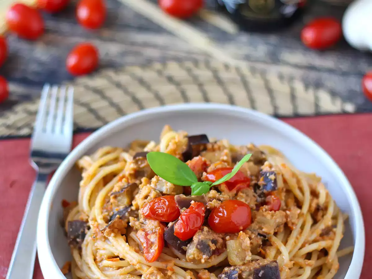 Pasta met auberginecrème en kerstomaatjes: eenvoudig en lekker recept - foto 6
