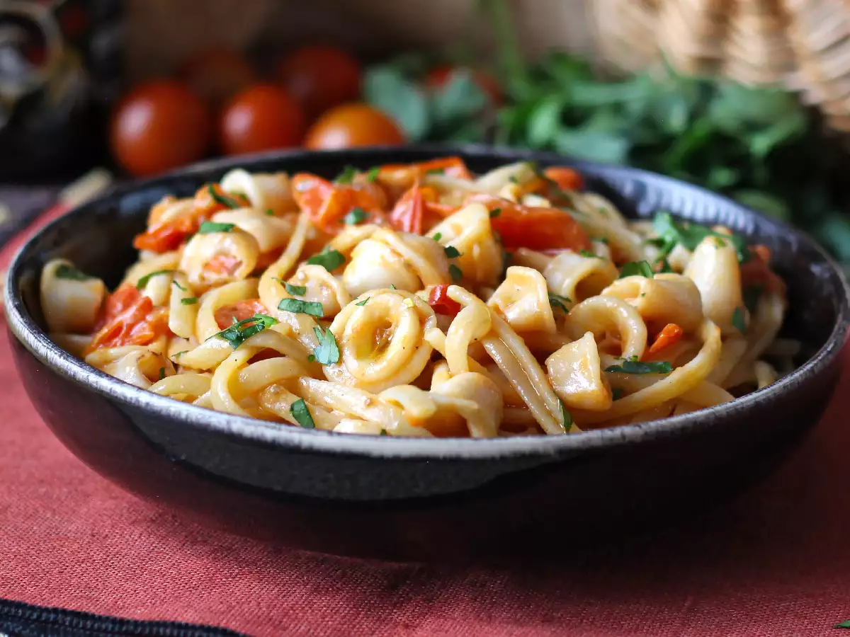 Pasta met bevroren inktvis en kerstomaatjes: eenvoudig en lekker recept - foto 2