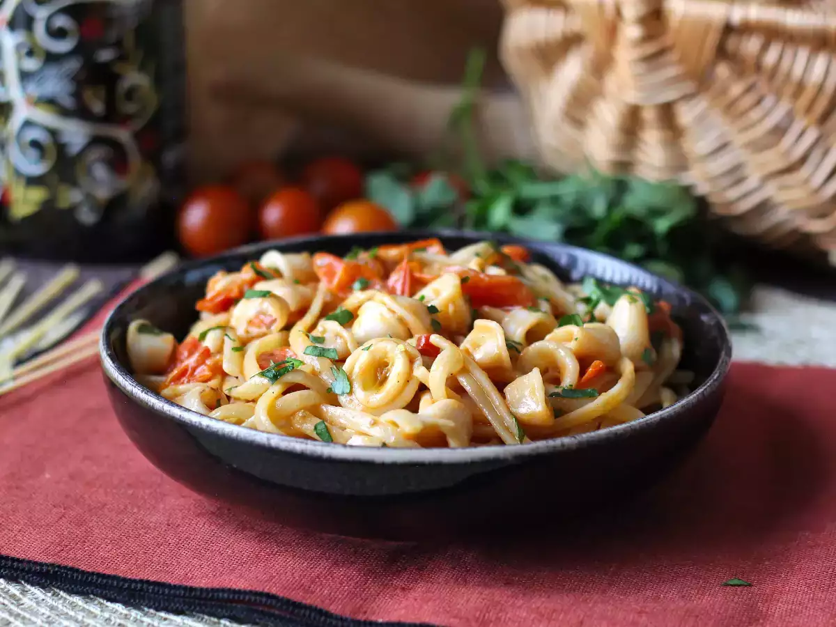 Pasta met bevroren inktvis en kerstomaatjes: eenvoudig en lekker recept - foto 3