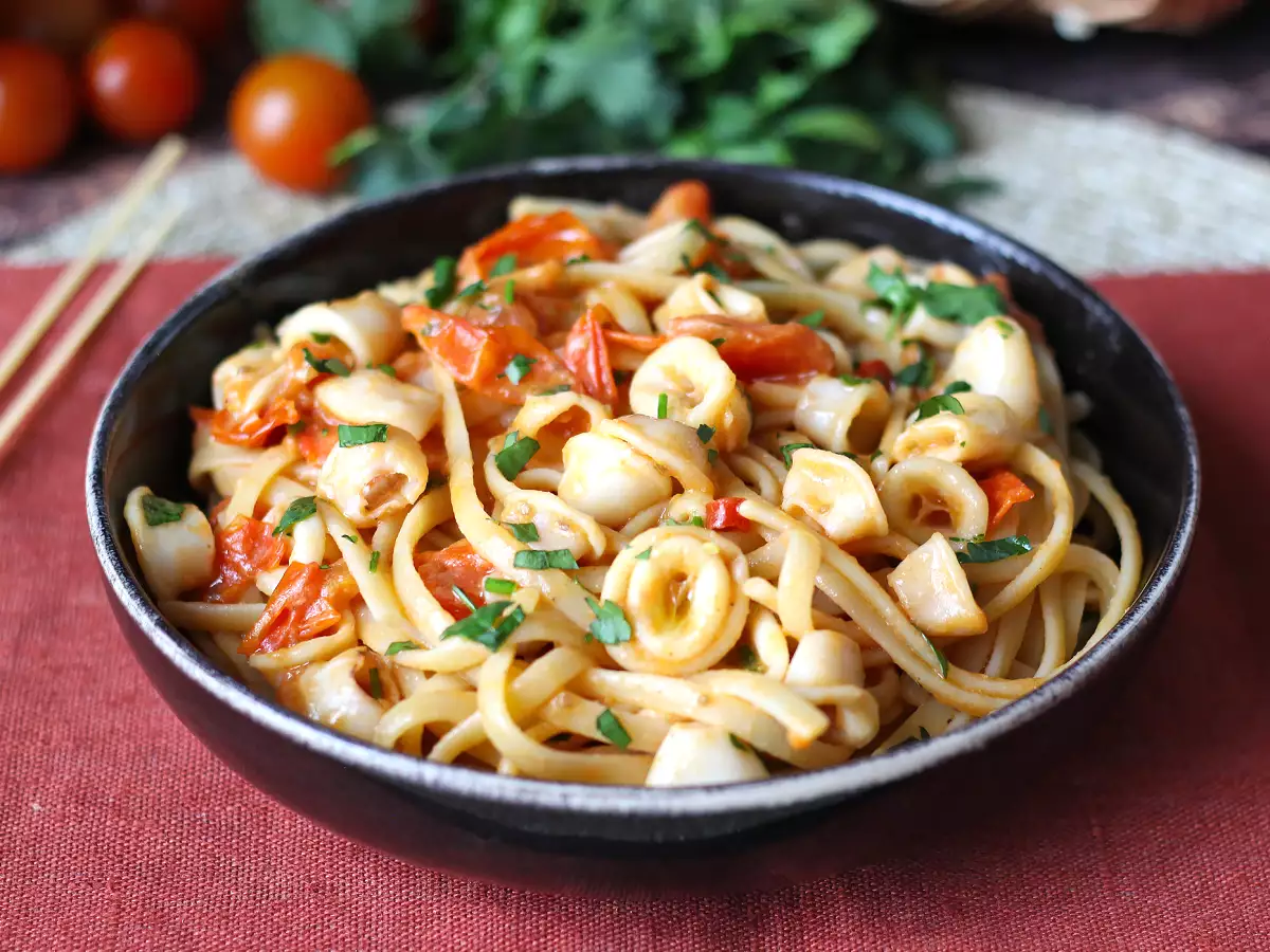 Pasta met bevroren inktvis en kerstomaatjes: eenvoudig en lekker recept - foto 4