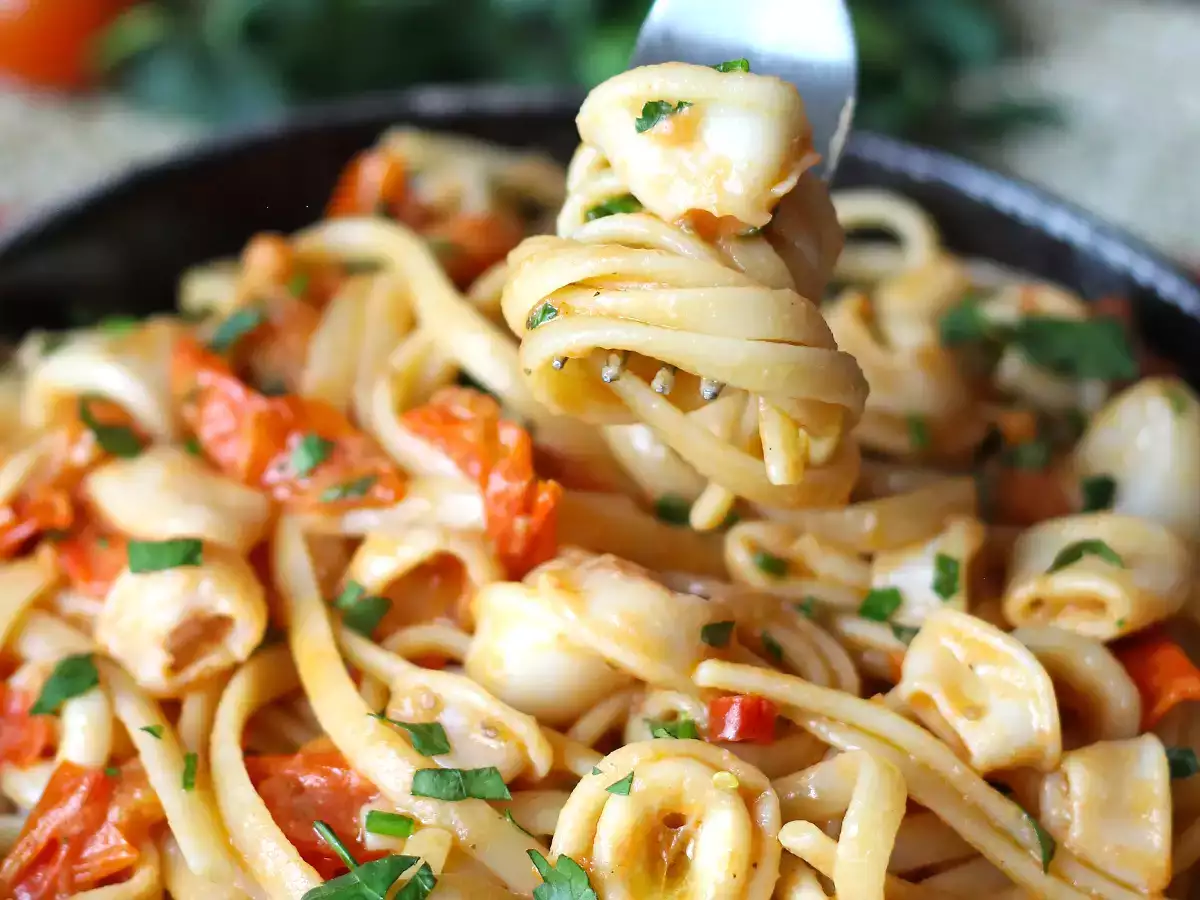 Pasta met bevroren inktvis en kerstomaatjes: eenvoudig en lekker recept - foto 6
