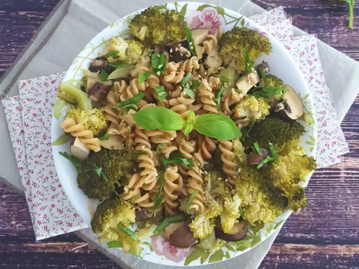 Pasta met broccoli, champignons en basilicum