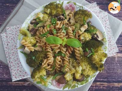 Pasta met broccoli, champignons en basilicum