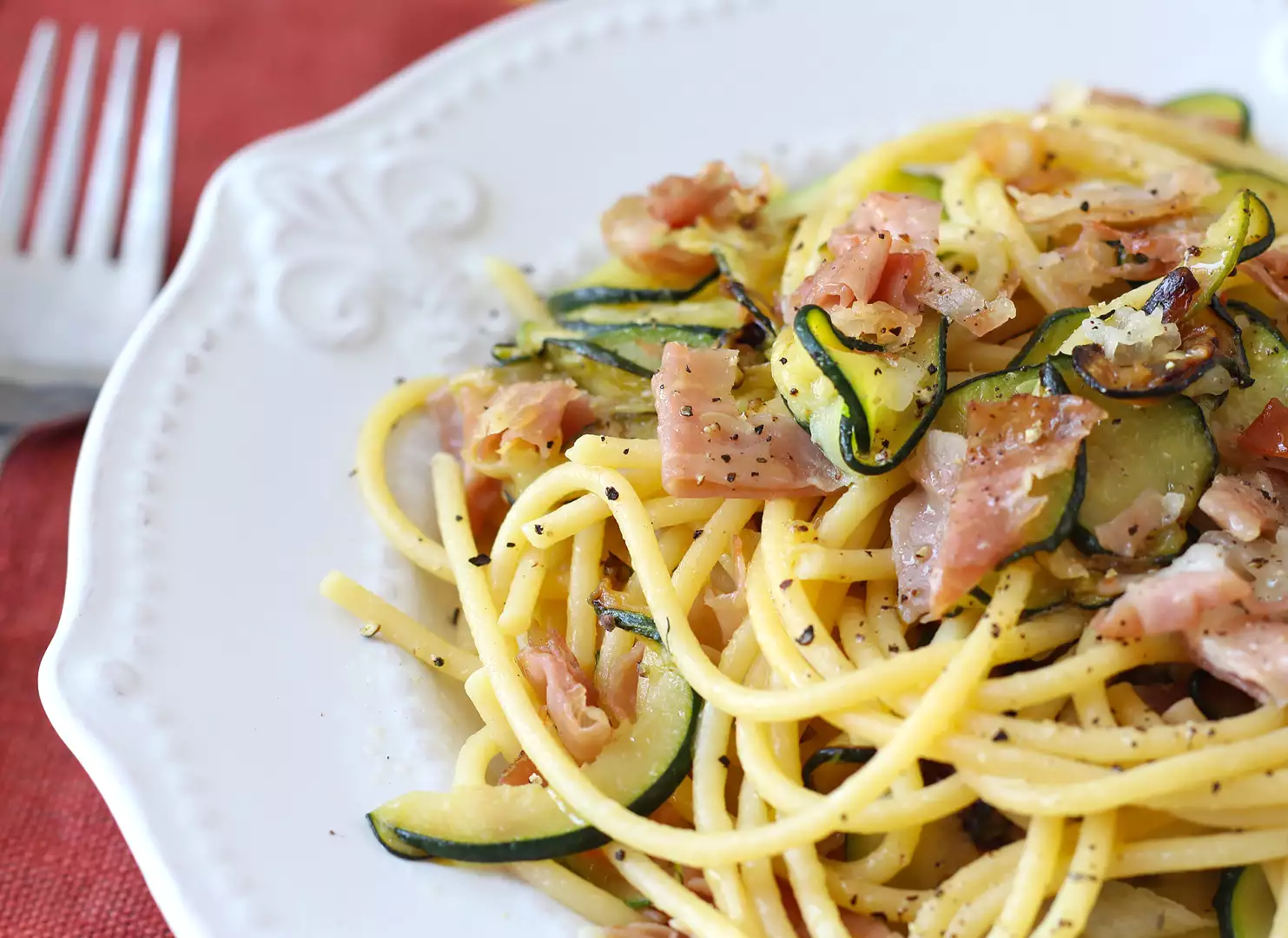 Pasta met courgette en knapperig spek: een eenvoudig recept voor lunch en avondeten