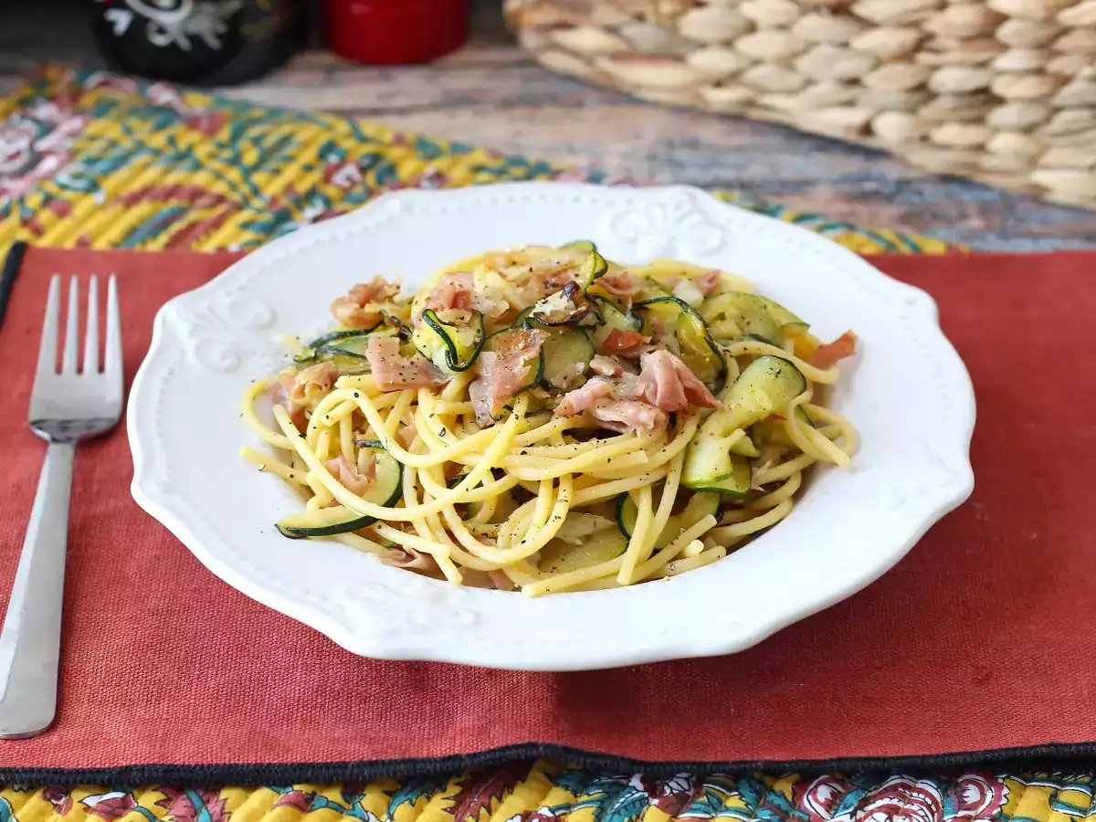 Pasta met courgette en knapperig spek: een eenvoudig recept voor lunch en avondeten - foto 2