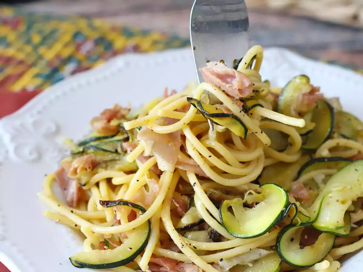 Pasta met courgette en knapperig spek: een eenvoudig recept voor lunch en avondeten - foto 3