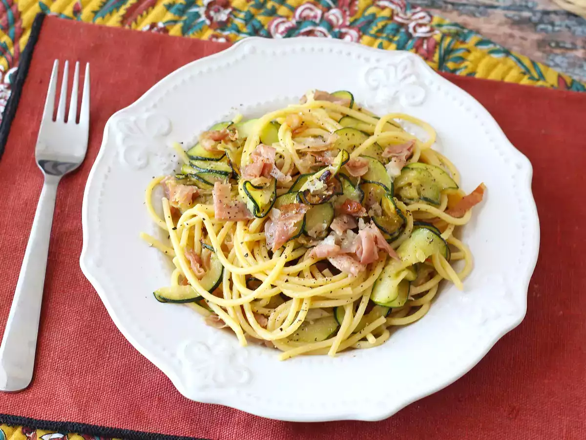Pasta met courgette en knapperig spek: een eenvoudig recept voor lunch en avondeten - foto 4