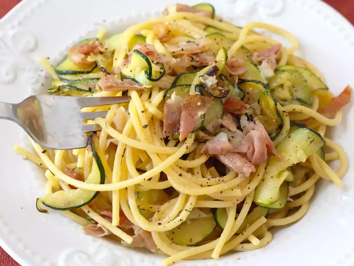 Pasta met courgette en knapperig spek: een eenvoudig recept voor lunch en avondeten - foto 5
