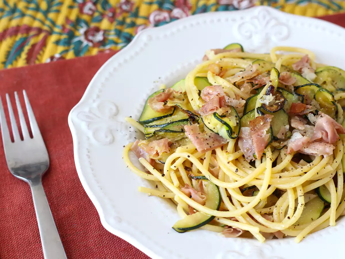Pasta met courgette en knapperig spek: een eenvoudig recept voor lunch en avondeten - foto 6