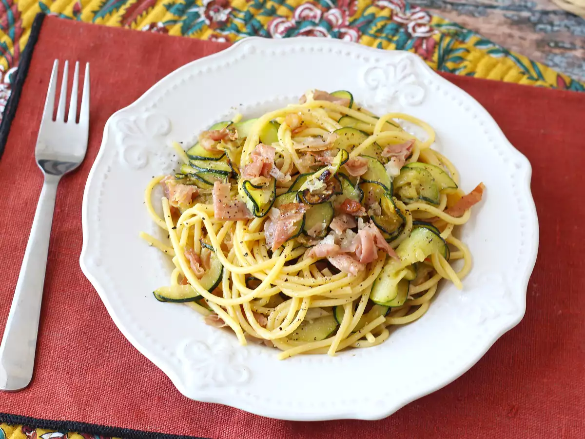 Pasta met courgette en krokante speck: eenvoudig recept voor lunch en diner - foto 4