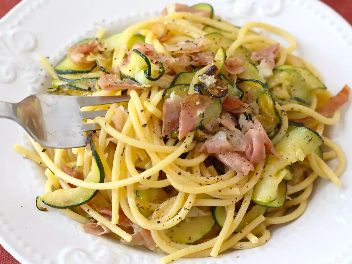 Pasta met courgette en krokante speck: eenvoudig recept voor lunch en diner - foto 5
