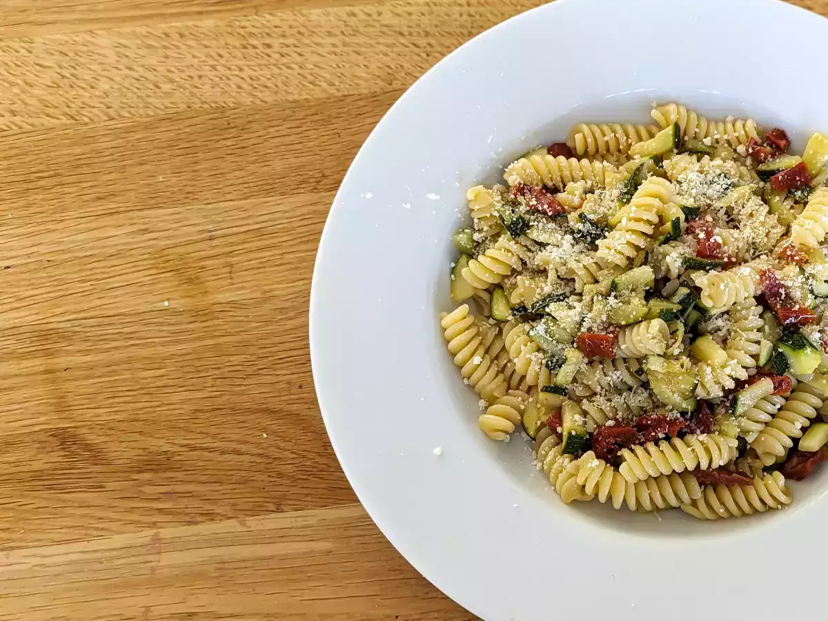 Pasta met courgette en zongedroogde tomaten: een snel en heerlijk pastagerecht! - foto 3
