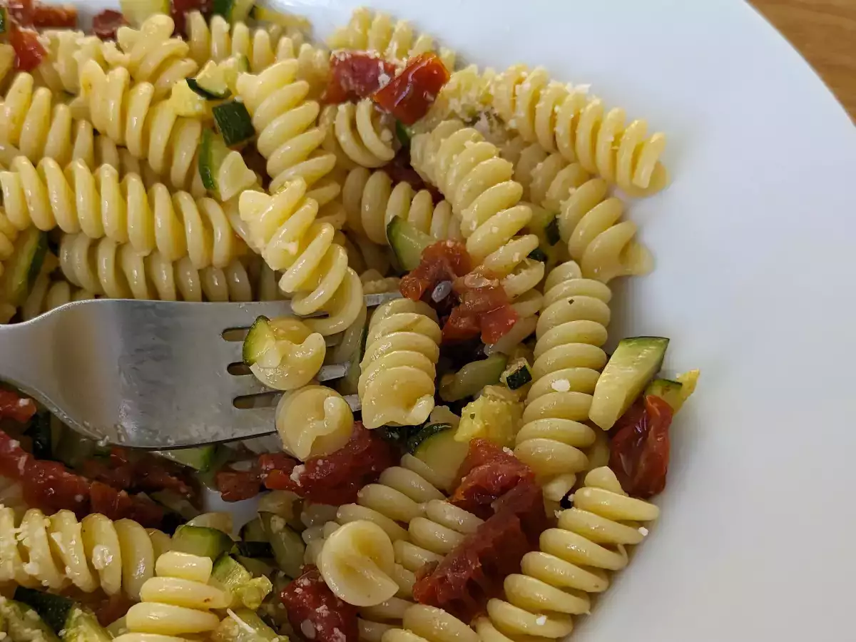 Pasta met courgette en zongedroogde tomaten: een snel en heerlijk pastagerecht! - foto 4