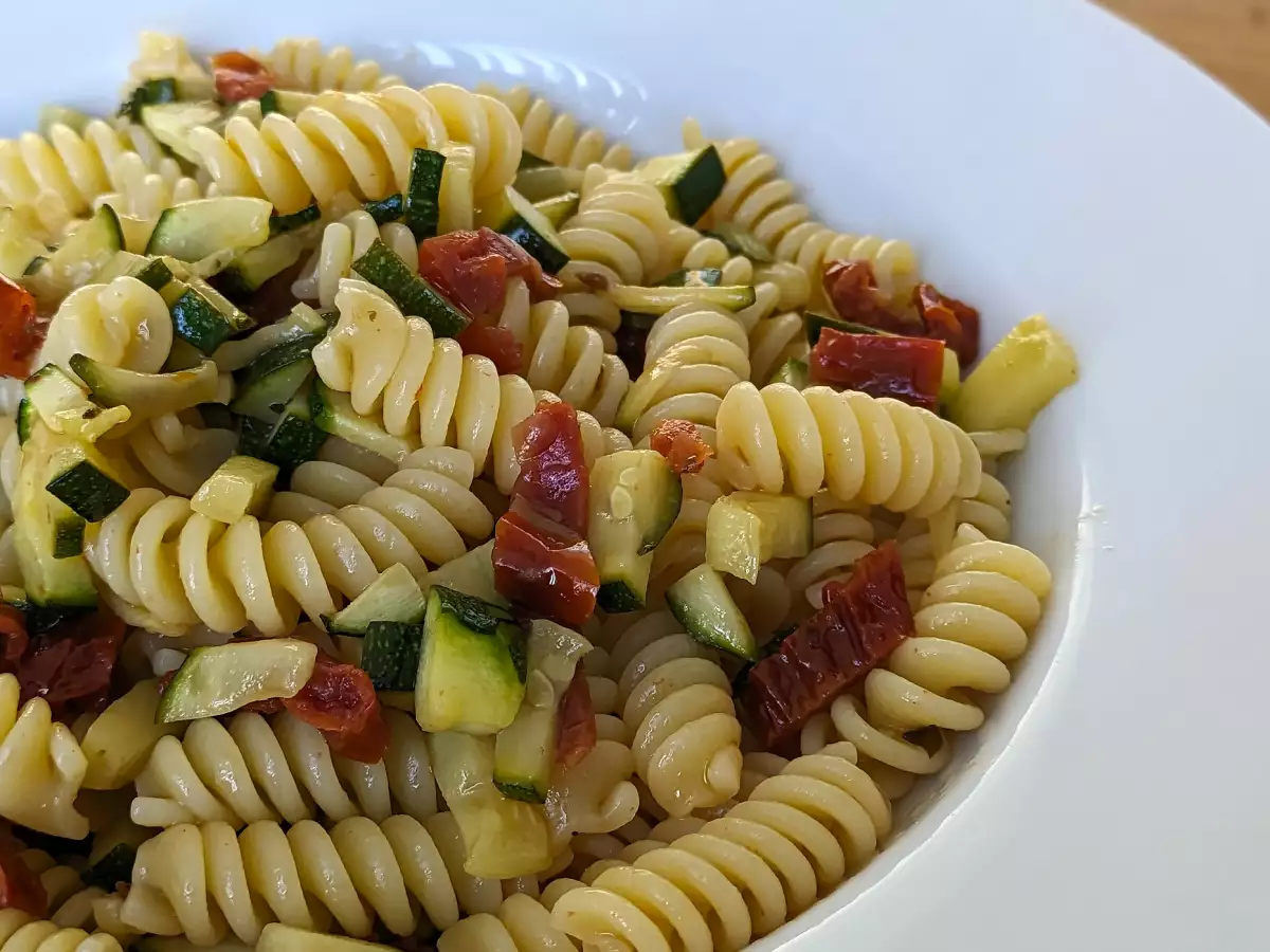 Pasta met courgette en zongedroogde tomaten: een snel en heerlijk pastagerecht! - foto 5