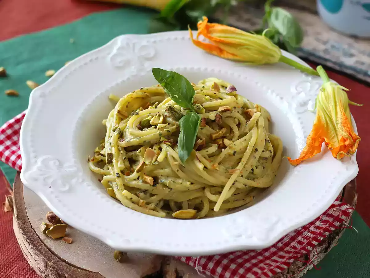 Pasta met courgettebloemen, ricotta en pistachenoten