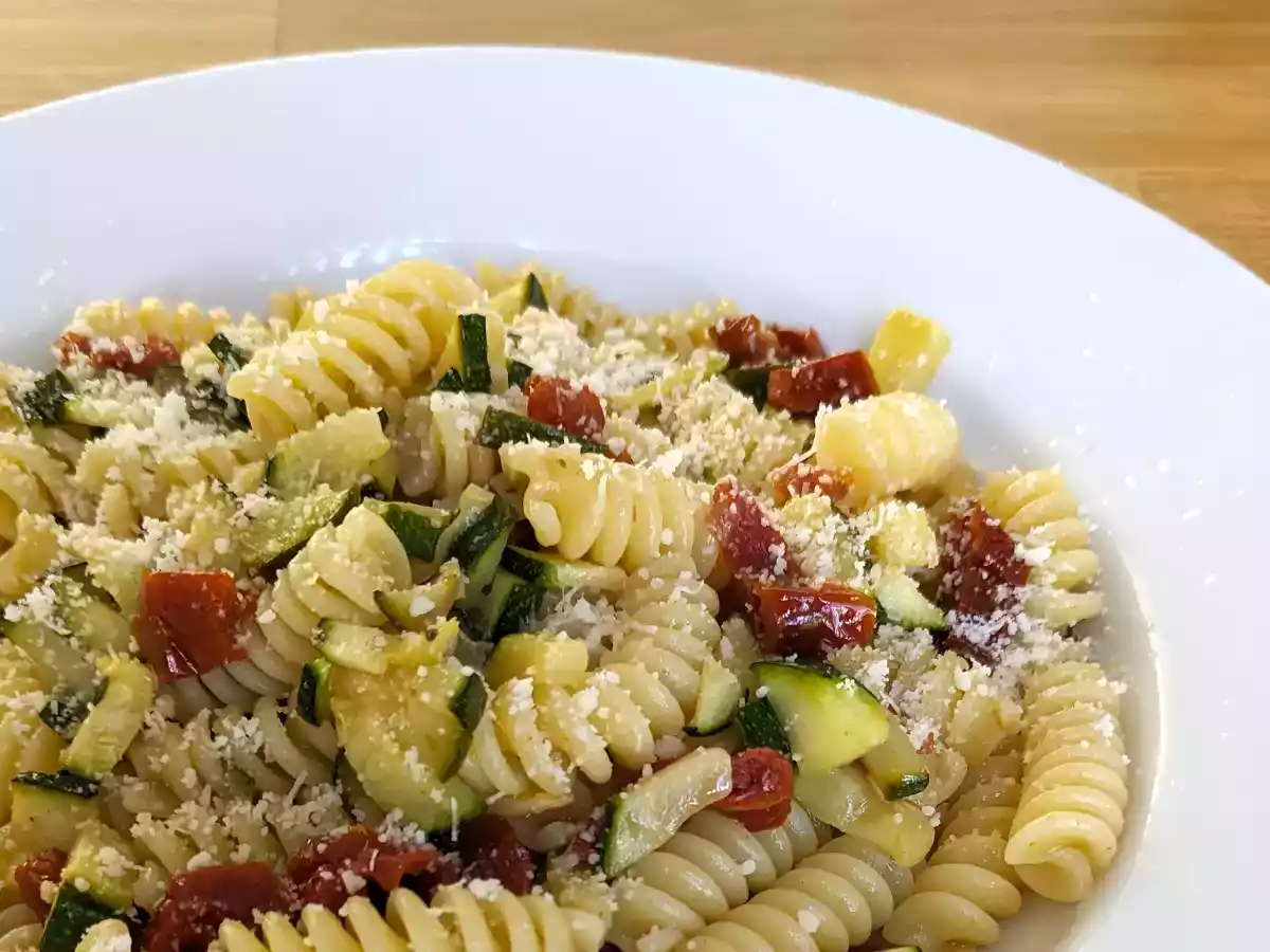 Pasta met courgettes en zongedroogde tomaten: een snel en lekker voorgerecht!