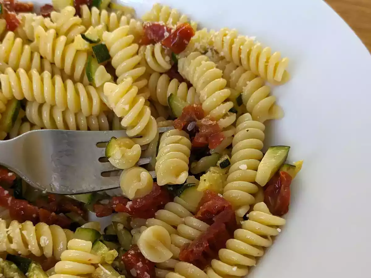 Pasta met courgettes en zongedroogde tomaten: een snel en lekker voorgerecht! - foto 4