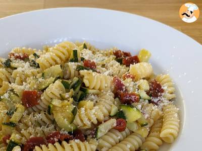 Pasta met courgettes en zongedroogde tomaten: een snel en lekker voorgerecht!