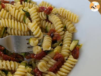 Pasta met courgettes en zongedroogde tomaten: een snel en lekker voorgerecht! - foto 4