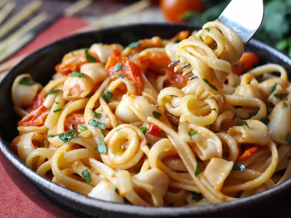 Pasta met diepvriesinktvis en cherrytomaten: eenvoudig en smaakvol recept