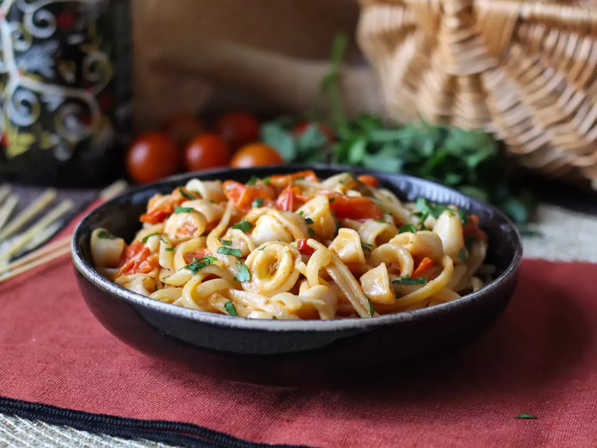 Pasta met diepvriesinktvis en cherrytomaten: eenvoudig en smaakvol recept - foto 3