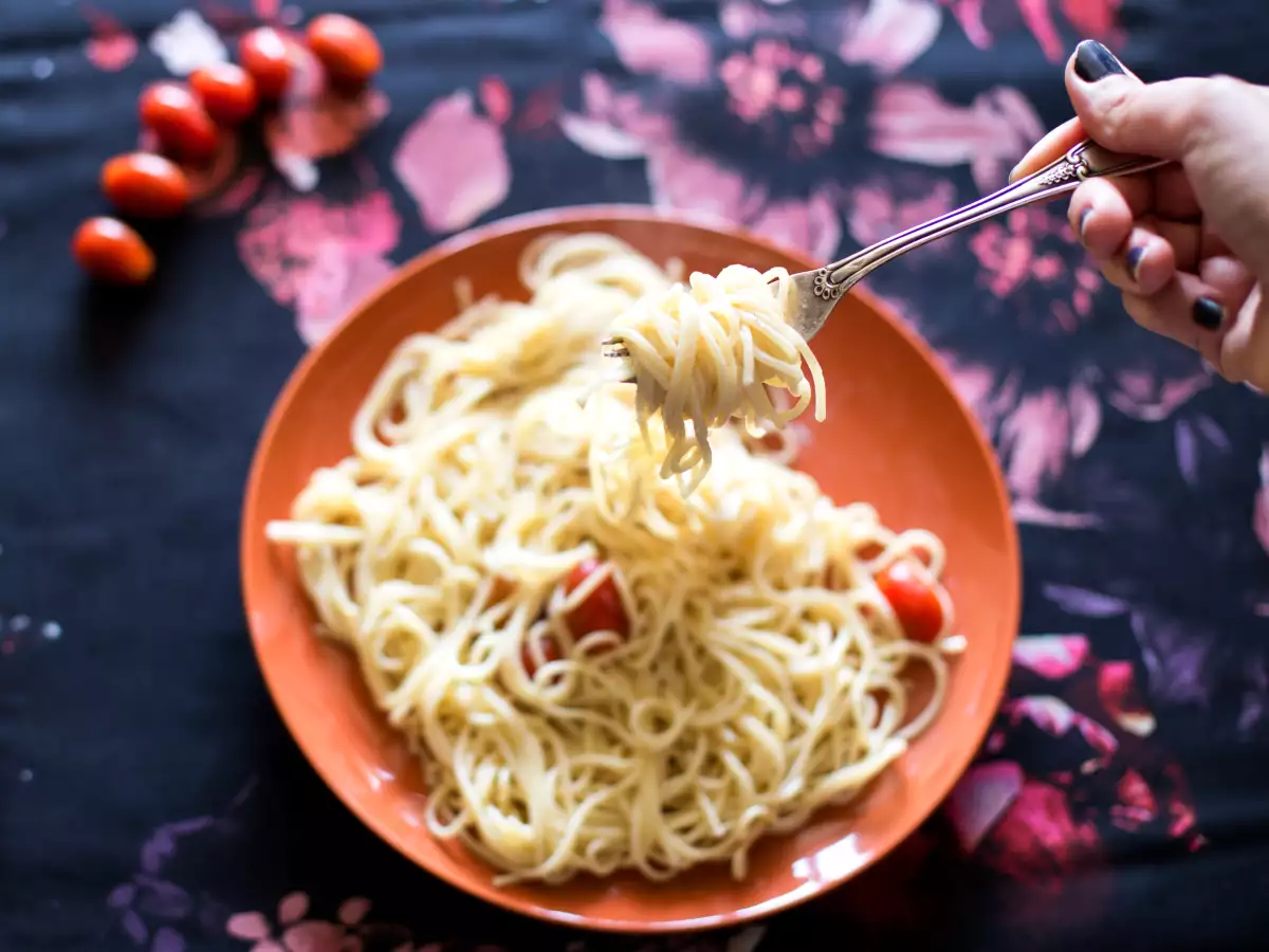 Pasta met Parmezaanse kaassaus en kerstomaatjes - foto 2