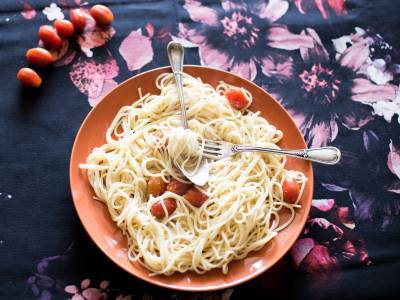 Pasta met parmezaanse saus en kerstomaatjes