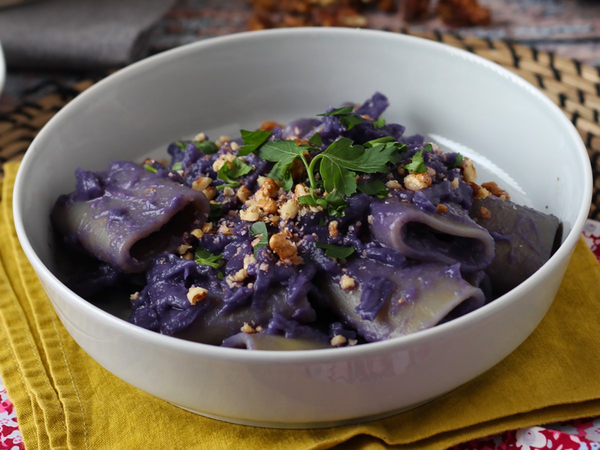 Pasta met rode kool en walnoten, het voorgerecht dat er goed uitziet en gemakkelijk te bereiden is