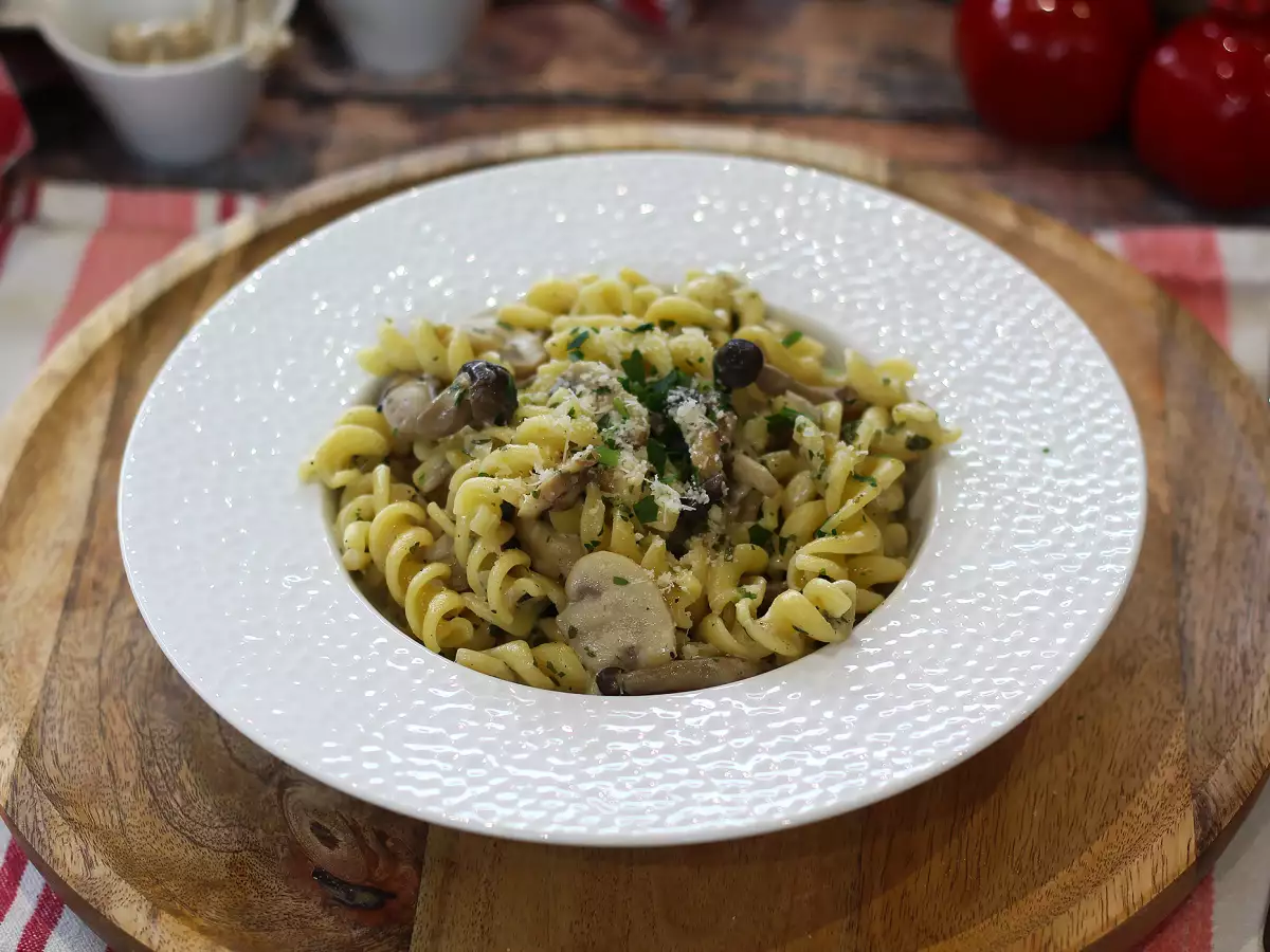 Pasta met shimeji en bruine champignons, in een romige saus