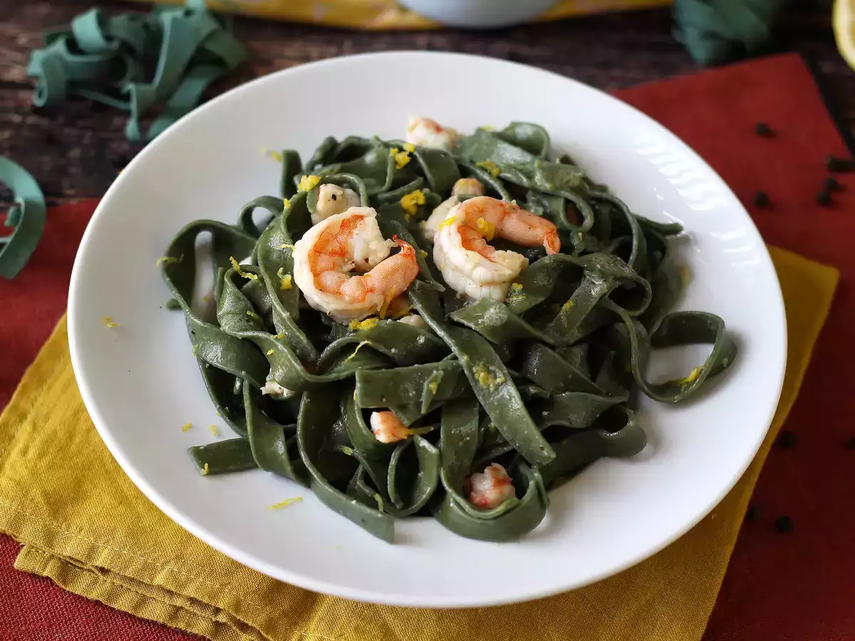 Pasta met spirulina, garnalen en citroen: een voedzaam hoofdgerecht met een unieke smaak - foto 5