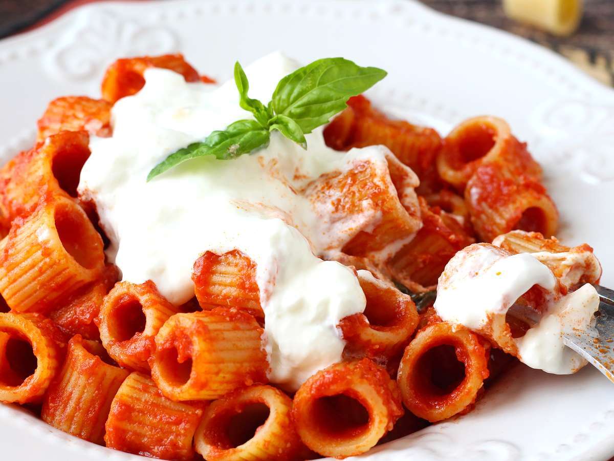 Pasta met stracciatella en romige tomaat: het voorgerecht klaar in 10 minuten