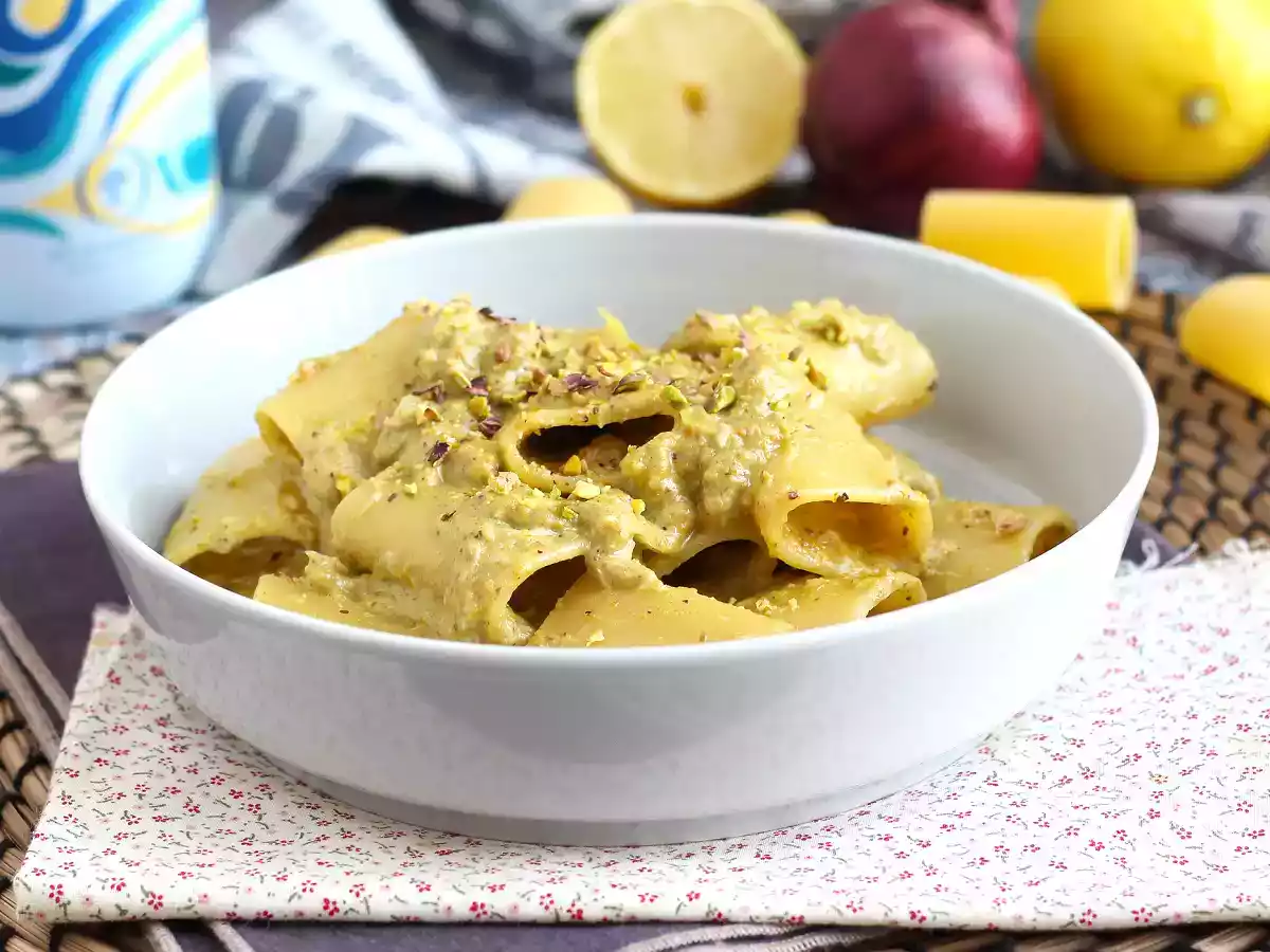 Pasta met tonijn, pistachenoten en citroen