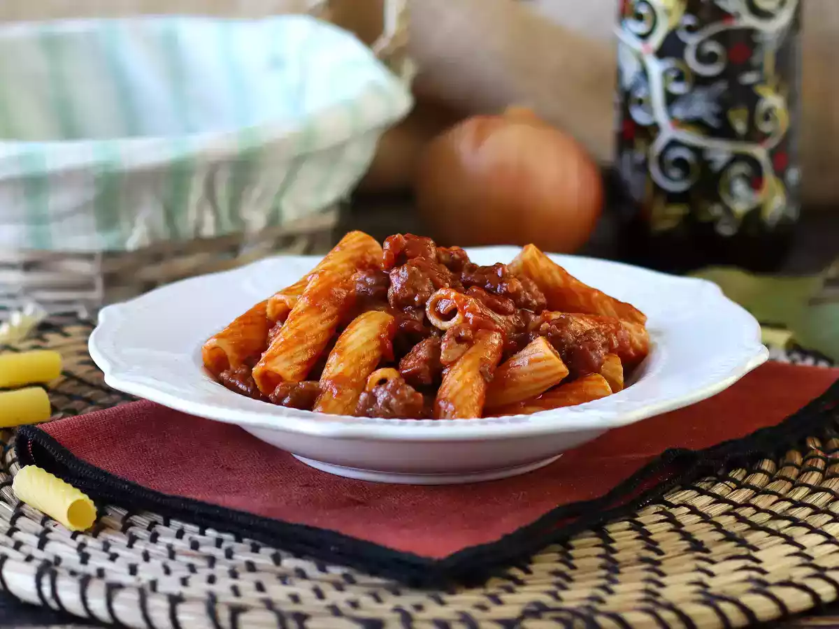 Pasta met worstsaus: een eenvoudig gerecht met intense smaak
