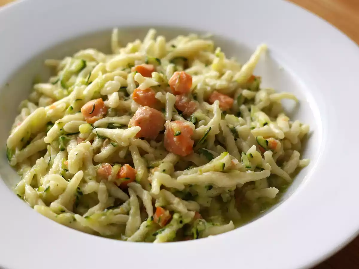 Pasta met zalm en courgettes
