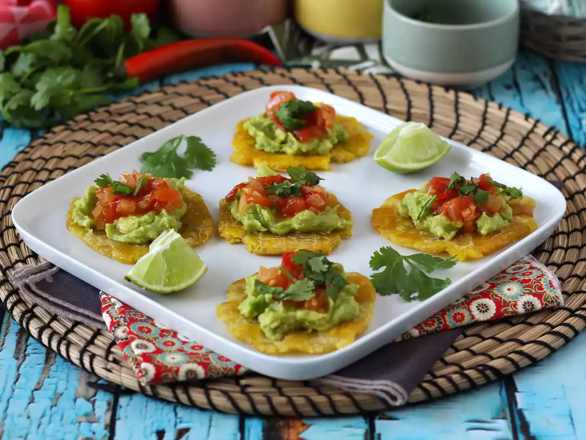 Patacones, Colombiaanse bakbananen toast met guacamole en tomaten - foto 2