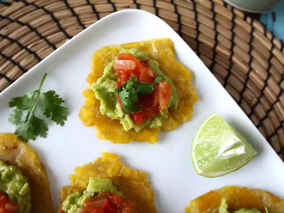Patacones, Colombiaanse bakbananen toast met guacamole en tomaten - foto 3