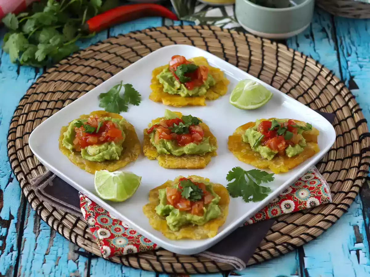 Patacones, Colombiaanse bakbananen toast met guacamole en tomaten - foto 4