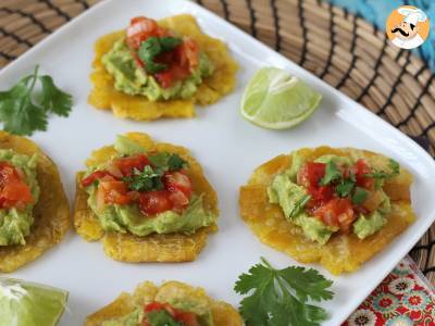 Patacones, Colombiaanse bakbananen toast met guacamole en tomaten