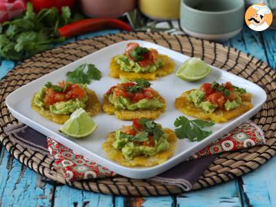 Patacones, Colombiaanse bakbananen toast met guacamole en tomaten - foto 2