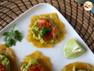 Patacones, Colombiaanse bakbananen toast met guacamole en tomaten - foto 3