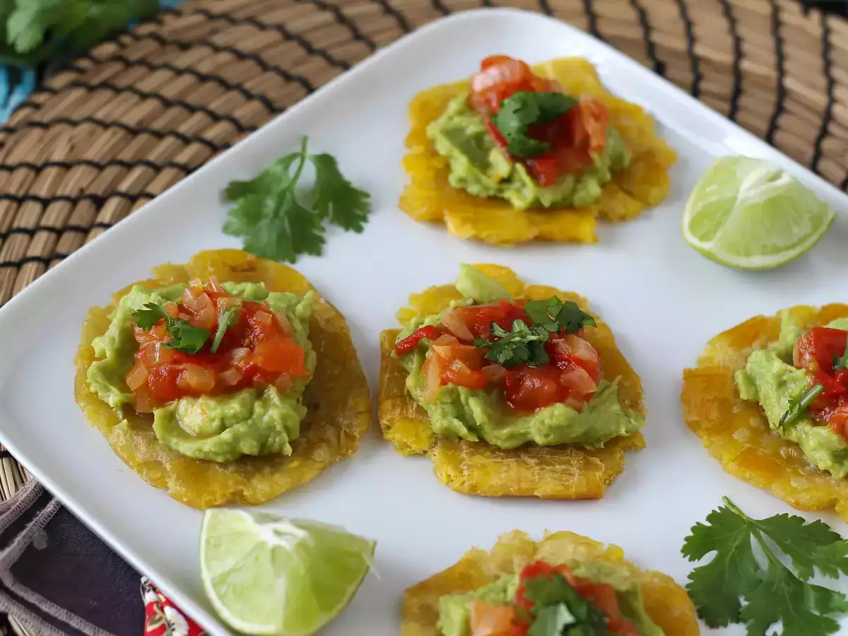 Patacones: Colombiaanse bakbananenschijfjes met guacamole en tomaten - foto 5