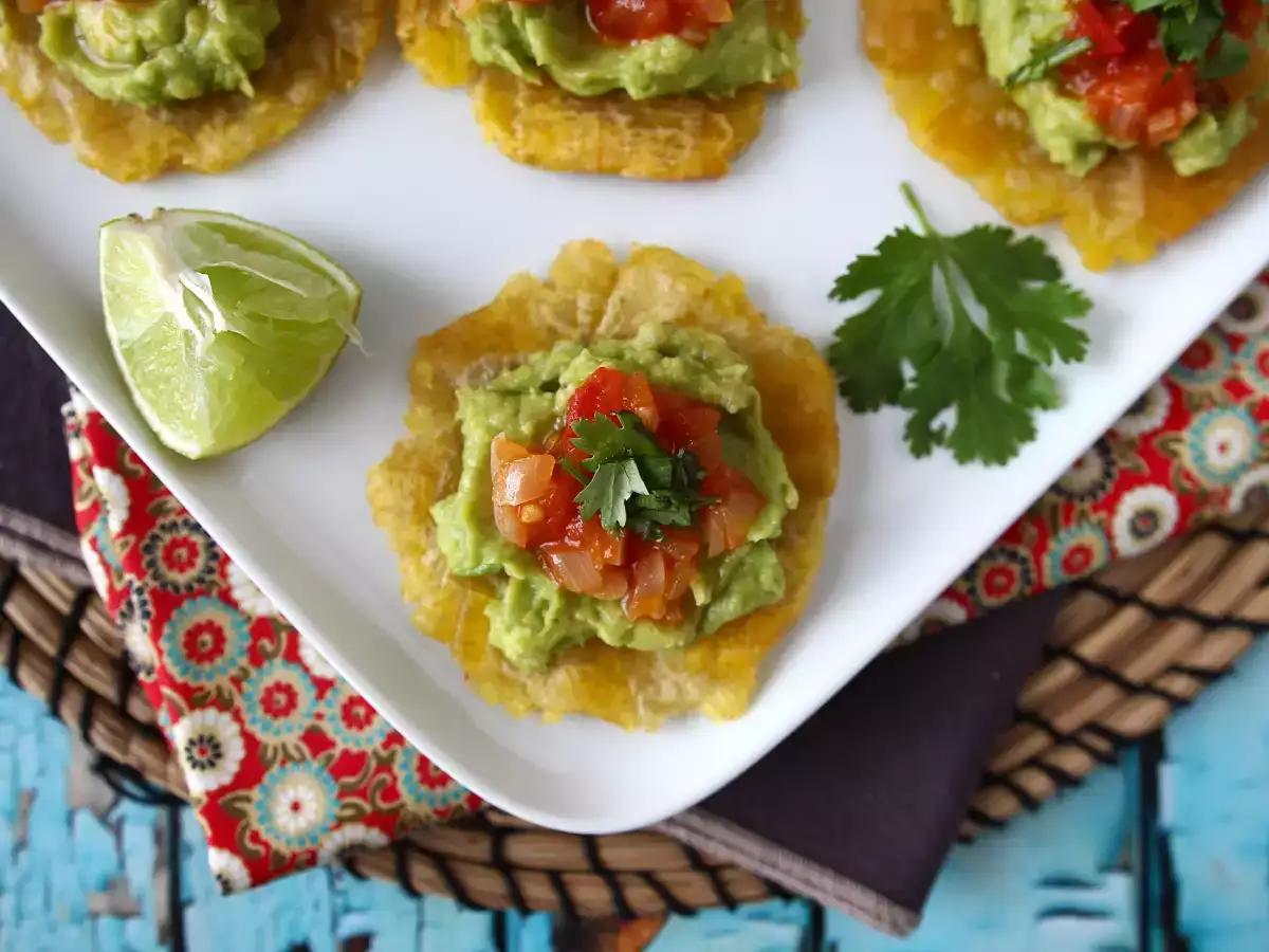 Patacones: Colombiaanse bakbananenschijfjes met guacamole en tomaten - foto 6
