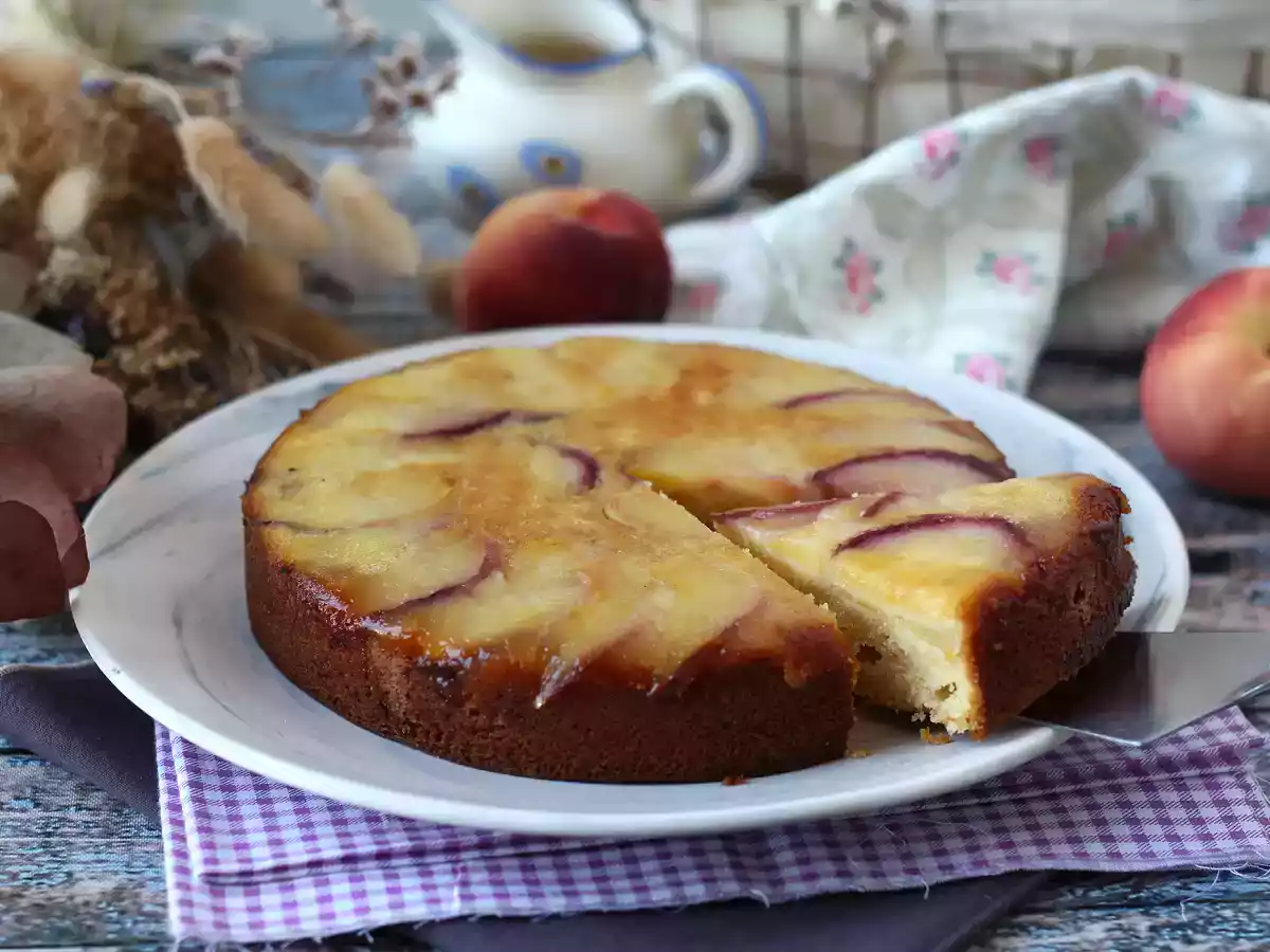 Perzik upside-down cake, vochtig, smeltend en gekarameliseerd