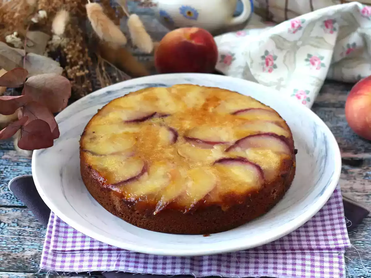 Perzik upside-down cake, vochtig, smeltend en gekarameliseerd - foto 2