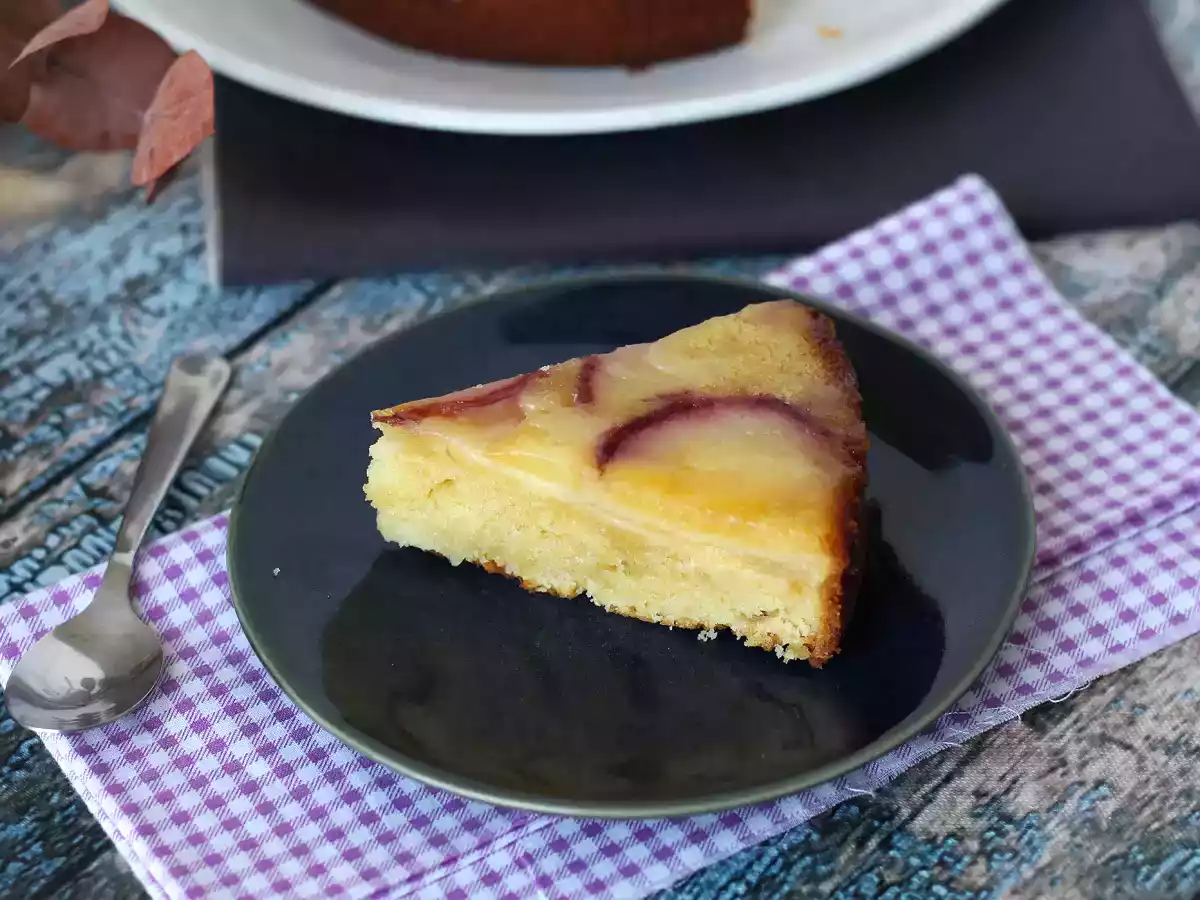 Perzik upside-down cake, vochtig, smeltend en gekarameliseerd - foto 3