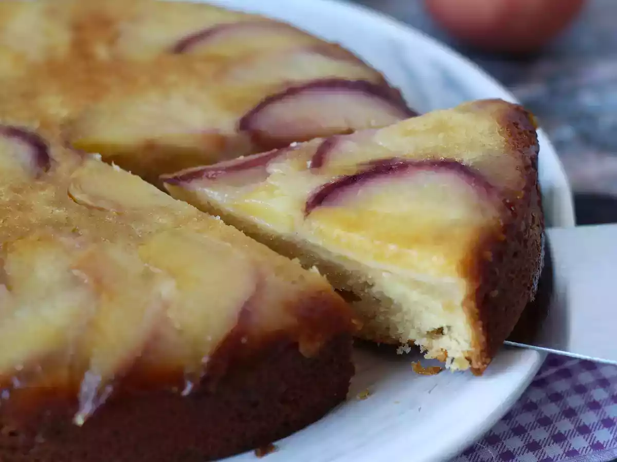 Perzik upside-down cake, vochtig, smeltend en gekarameliseerd - foto 4