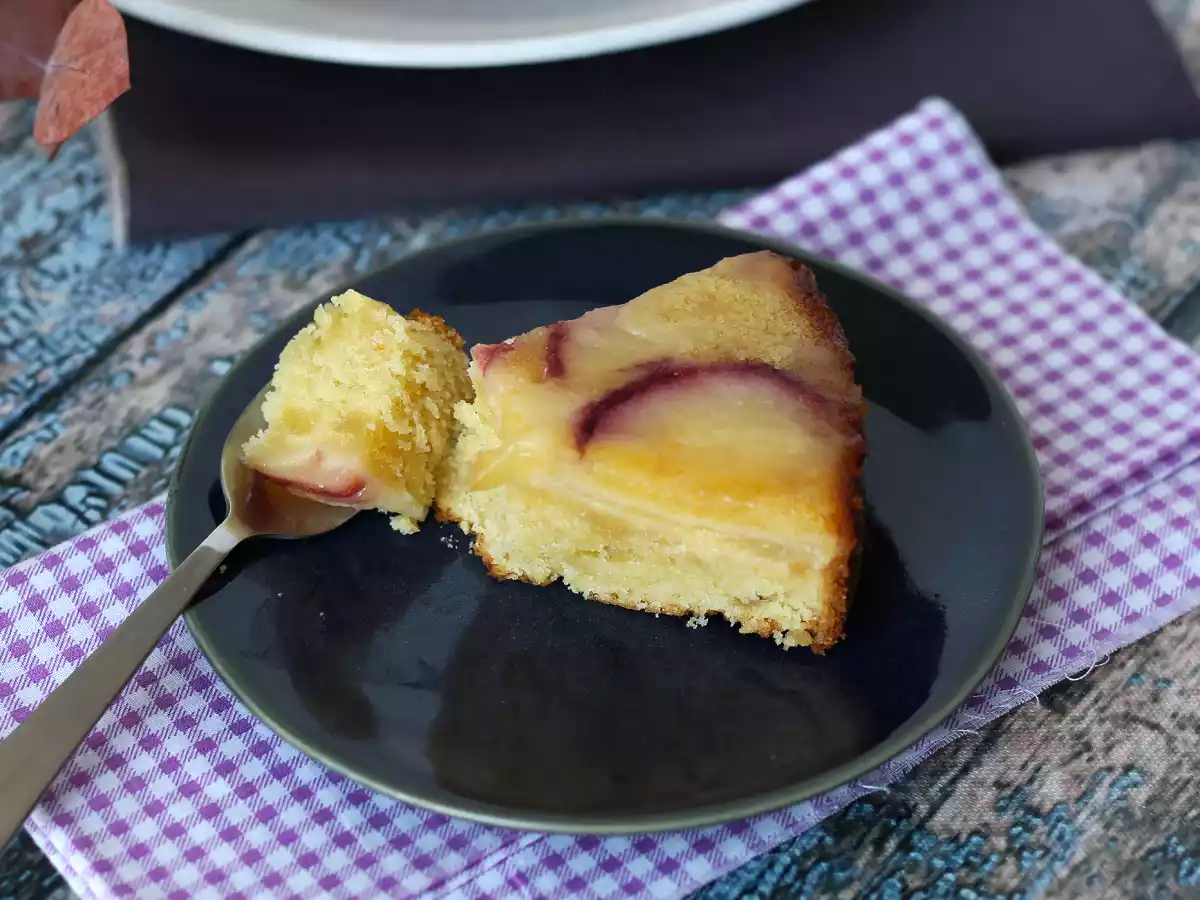 Perzik upside-down cake, vochtig, smeltend en gekarameliseerd - foto 6