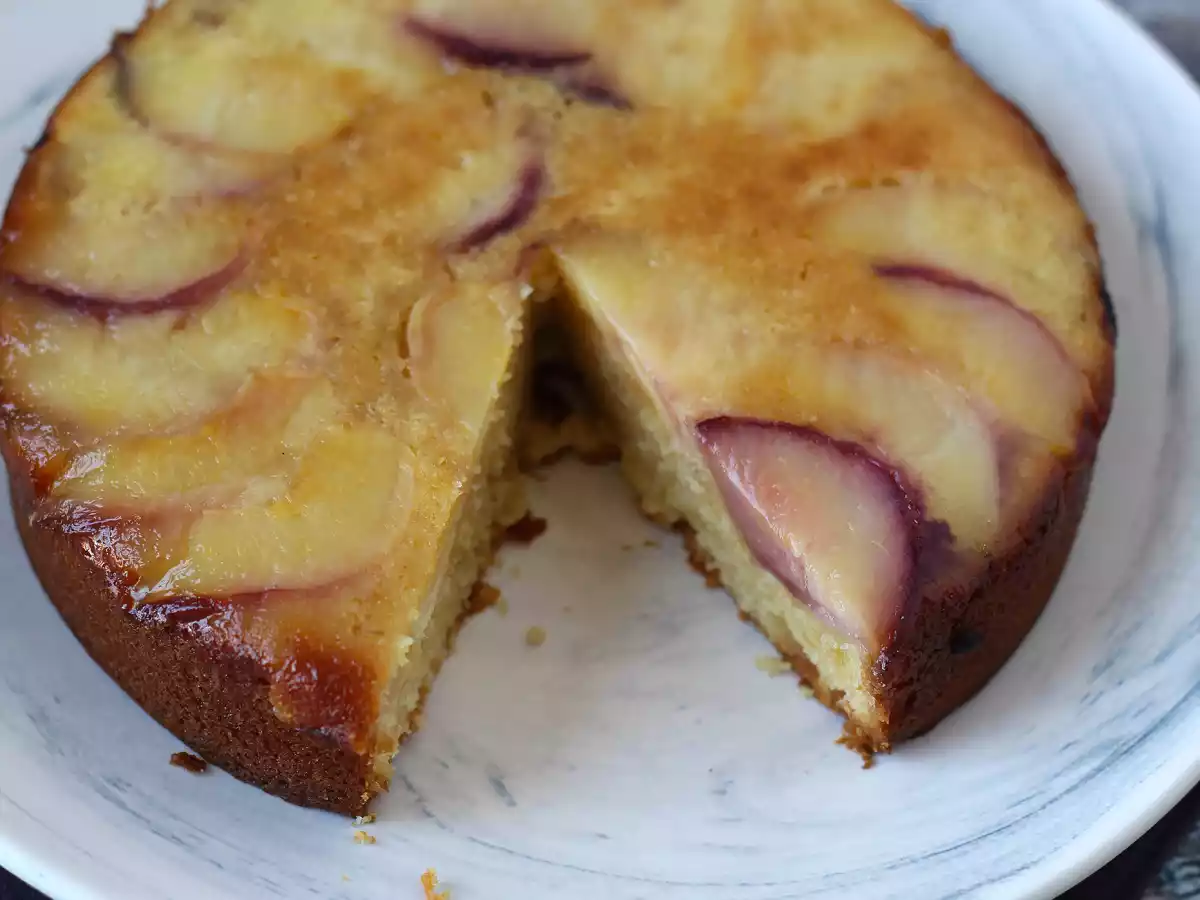 Perzik upside-down cake, vochtig, smeltend en gekarameliseerd - foto 7