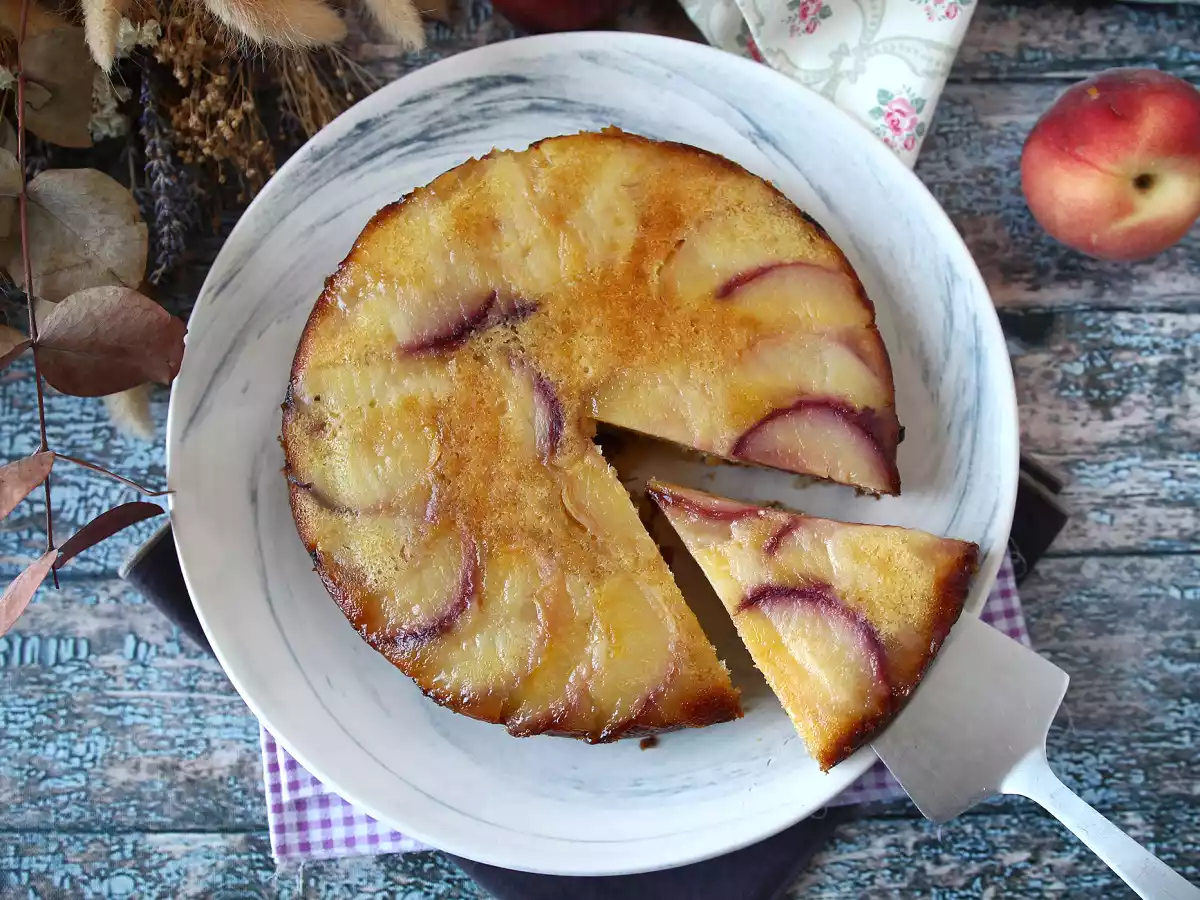 Perzik upside-down cake, vochtig, smeltend en gekarameliseerd - foto 8