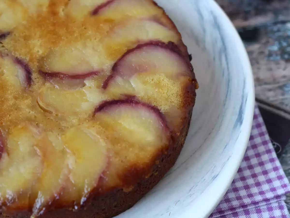 Perzik upside-down cake, vochtig, smeltend en gekarameliseerd - foto 9